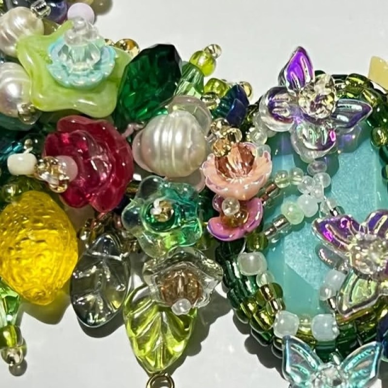 Glass roses and pearls detail